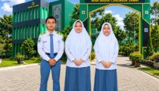 TIGA DEBATER UNGGULAN: (Dari kiri ke kanan) Bintang Aleric, Putri Syakira, dan Aisha Victoria Nizori berfoto bersama di depan Gerbang Utama MAN Insan Cendekia Jambi. Ketiga siswa ini sukses menyapu bersih gelar Pembicara Terbaik (Best Speaker) 1, 2, dan 3 pada ajang Lomba Debat Indonesia (LDI) 2026 tingkat Kabupaten Muaro Jambi dan siap melaju ke tingkat Provinsi Jambi. (FOTO : Dok. Istimewa/MAN IC Jambi)