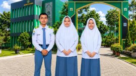 TIGA DEBATER UNGGULAN: (Dari kiri ke kanan) Bintang Aleric, Putri Syakira, dan Aisha Victoria Nizori berfoto bersama di depan Gerbang Utama MAN Insan Cendekia Jambi. Ketiga siswa ini sukses menyapu bersih gelar Pembicara Terbaik (Best Speaker) 1, 2, dan 3 pada ajang Lomba Debat Indonesia (LDI) 2026 tingkat Kabupaten Muaro Jambi dan siap melaju ke tingkat Provinsi Jambi. (FOTO : Dok. Istimewa/MAN IC Jambi)