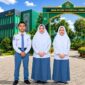 TIGA DEBATER UNGGULAN: (Dari kiri ke kanan) Bintang Aleric, Putri Syakira, dan Aisha Victoria Nizori berfoto bersama di depan Gerbang Utama MAN Insan Cendekia Jambi. Ketiga siswa ini sukses menyapu bersih gelar Pembicara Terbaik (Best Speaker) 1, 2, dan 3 pada ajang Lomba Debat Indonesia (LDI) 2026 tingkat Kabupaten Muaro Jambi dan siap melaju ke tingkat Provinsi Jambi. (FOTO : Dok. Istimewa/MAN IC Jambi)