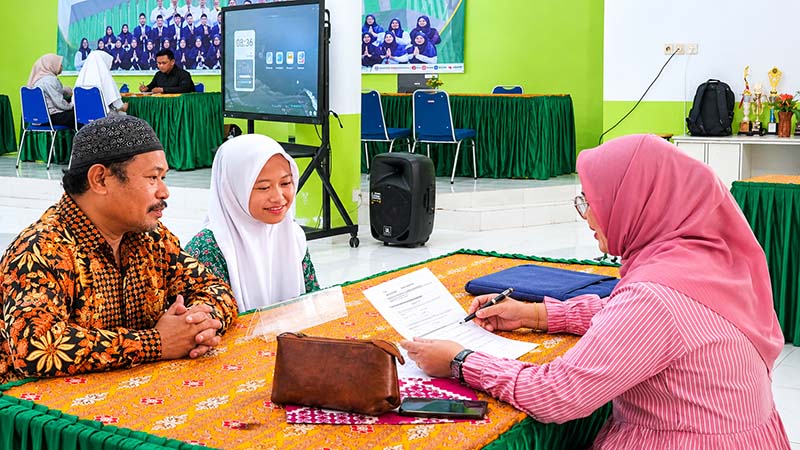 UJI KOMPREHENSIF: Tim penguji MAN IC Jambi saat melakukan wawancara mendalam terkait aspek akademik, karakter, dan komitmen orang tua terhadap calon peserta didik baru, Sabtu (23/5/2026). Proses seleksi ketat ini merupakan bagian dari komitmen madrasah menuju Zona Integritas. (Foto: Dok. MAN IC Jambi)