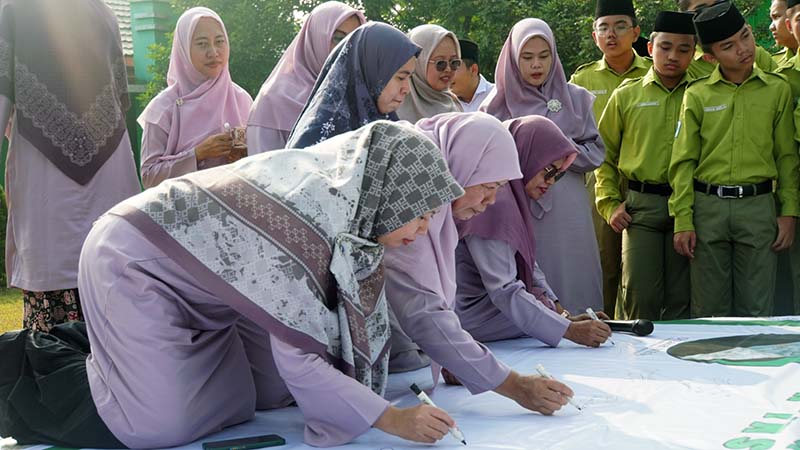 Dokumentasi Deklarasikan dan Tandatangani Komitmen
MAN IC Jambi sebagai Satuan Pendidikan Ramah Anak. FOTO : HMS