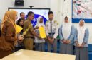 TIGA DEBATER UNGGULAN: (Dari kiri ke kanan) Bintang Aleric, Putri Syakira, dan Aisha Victoria Nizori berfoto bersama di depan Gerbang Utama MAN Insan Cendekia Jambi. Ketiga siswa ini sukses menyapu bersih gelar Pembicara Terbaik (Best Speaker) 1, 2, dan 3 pada ajang Lomba Debat Indonesia (LDI) 2026 tingkat Kabupaten Muaro Jambi dan siap melaju ke tingkat Provinsi Jambi. (FOTO : Dok. Istimewa/MAN IC Jambi)