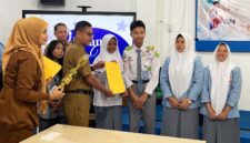 TIGA DEBATER UNGGULAN: (Dari kiri ke kanan) Bintang Aleric, Putri Syakira, dan Aisha Victoria Nizori berfoto bersama di depan Gerbang Utama MAN Insan Cendekia Jambi. Ketiga siswa ini sukses menyapu bersih gelar Pembicara Terbaik (Best Speaker) 1, 2, dan 3 pada ajang Lomba Debat Indonesia (LDI) 2026 tingkat Kabupaten Muaro Jambi dan siap melaju ke tingkat Provinsi Jambi. (FOTO : Dok. Istimewa/MAN IC Jambi)