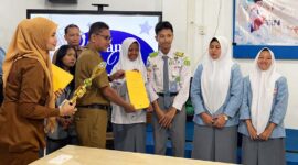 TIGA DEBATER UNGGULAN: (Dari kiri ke kanan) Bintang Aleric, Putri Syakira, dan Aisha Victoria Nizori berfoto bersama di depan Gerbang Utama MAN Insan Cendekia Jambi. Ketiga siswa ini sukses menyapu bersih gelar Pembicara Terbaik (Best Speaker) 1, 2, dan 3 pada ajang Lomba Debat Indonesia (LDI) 2026 tingkat Kabupaten Muaro Jambi dan siap melaju ke tingkat Provinsi Jambi. (FOTO : Dok. Istimewa/MAN IC Jambi)