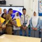 TIGA DEBATER UNGGULAN: (Dari kiri ke kanan) Bintang Aleric, Putri Syakira, dan Aisha Victoria Nizori berfoto bersama di depan Gerbang Utama MAN Insan Cendekia Jambi. Ketiga siswa ini sukses menyapu bersih gelar Pembicara Terbaik (Best Speaker) 1, 2, dan 3 pada ajang Lomba Debat Indonesia (LDI) 2026 tingkat Kabupaten Muaro Jambi dan siap melaju ke tingkat Provinsi Jambi. (FOTO : Dok. Istimewa/MAN IC Jambi)