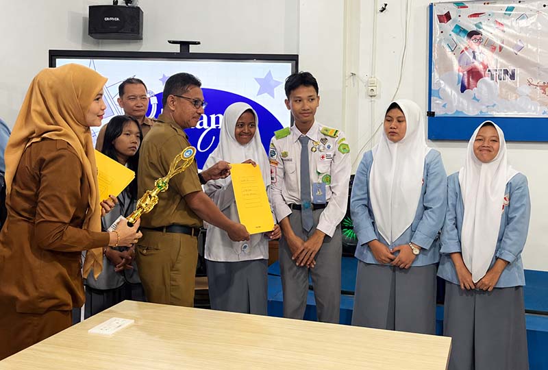TIGA DEBATER UNGGULAN: (Dari kiri ke kanan) Bintang Aleric, Putri Syakira, dan Aisha Victoria Nizori berfoto bersama di depan Gerbang Utama MAN Insan Cendekia Jambi. Ketiga siswa ini sukses menyapu bersih gelar Pembicara Terbaik (Best Speaker) 1, 2, dan 3 pada ajang Lomba Debat Indonesia (LDI) 2026 tingkat Kabupaten Muaro Jambi dan siap melaju ke tingkat Provinsi Jambi. (FOTO : Dok. Istimewa/MAN IC Jambi)