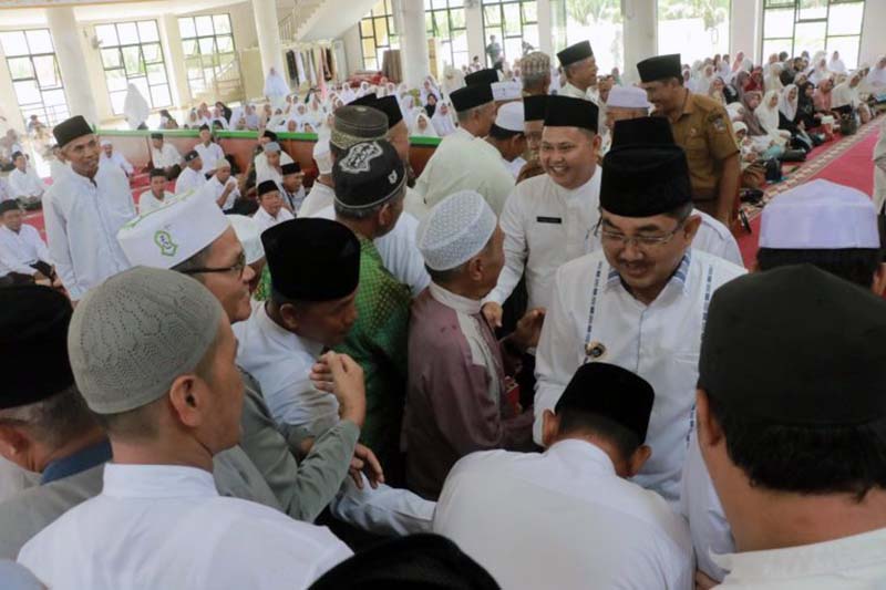 Bupati H. Anwar Sadat Pada Acara Membuka Bimbingan Manasik Haji Kabupaten Tanjab Barat Tahun 1445 H di di Masjid Syekh Utsman Kuala Tungkal, Selasa (07/05). FOTO : HMS