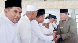 Wakil Bupati H. Hairan, SH meyalami Jamaah yang mengikuti manasik Haji. FOTO : Prokopim