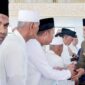 Wakil Bupati H. Hairan, SH meyalami Jamaah yang mengikuti manasik Haji. FOTO : Prokopim