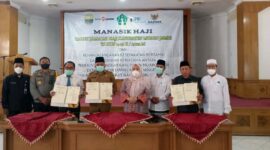 Penandatanganan kesepakatan bersama dan perjanjian antara Pemkab Muaro Jambi, Bank Cabang Sengeti dan Badan Amil Zakat Nasional Kabupaten Muaro Jambi oleh Bupati Muaro Jambi Hj. Masnah Busro, Senin (28/3/22). FOTO : Noval