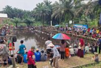 Ratusan Warga Hingg Emak-Emak Ramaikan ‘Lomba Mancing Mania Perubahan’ Hairan-Amin di Desa Purwodadi, Kecamatan Tebing Tinggi, Kabupaten Tanjung Jabung Barat, Sabtu (16/11/). FOTO : Dom Tim Ses/MC HA
