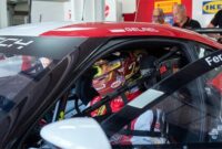 Pembalap kebanggaan Indonesia, Sean Gelael, bersiap di balik kemudi Ferrari 296 GT3 Evo menjelang debutnya di GT World Challenge Asia 2026. Didukung penuh oleh Pertamina Patra Niaga, Sean siap membawa energi nasional bersaing dengan pabrikan otomotif elit dunia di Pertamina Mandalika International Circuit. (FOTO : Dok. Pertamina)