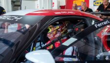 Pembalap kebanggaan Indonesia, Sean Gelael, bersiap di balik kemudi Ferrari 296 GT3 Evo menjelang debutnya di GT World Challenge Asia 2026. Didukung penuh oleh Pertamina Patra Niaga, Sean siap membawa energi nasional bersaing dengan pabrikan otomotif elit dunia di Pertamina Mandalika International Circuit. (FOTO : Dok. Pertamina)