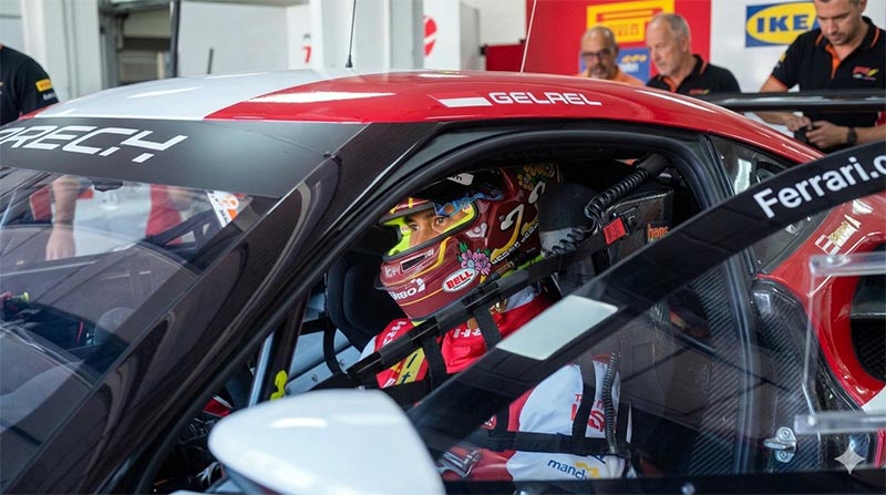 Pembalap kebanggaan Indonesia, Sean Gelael, bersiap di balik kemudi Ferrari 296 GT3 Evo menjelang debutnya di GT World Challenge Asia 2026. Didukung penuh oleh Pertamina Patra Niaga, Sean siap membawa energi nasional bersaing dengan pabrikan otomotif elit dunia di Pertamina Mandalika International Circuit. (FOTO : Dok. Pertamina)