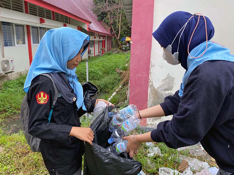 Mapala Pawana Fakultas Matematika dan FMPA Universitas Tadulako Inisiasi Kegiatan Aksi Bersih dalam Memperingati Hari Peduli Sampah Nasional. FOTO : Tim