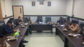 Sekda H. Agus Sanusi bersama OPD terkait saat mengikuti rapat pelaksanaan gerakan pembelian Beras Premium dan Medium oleh Provinsi secara virtual dari Ruang Rapat Kantor Bupati, Minggu (2/10/22) malam. FOTO : Kominfo
