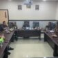 Sekda H. Agus Sanusi bersama OPD terkait saat mengikuti rapat pelaksanaan gerakan pembelian Beras Premium dan Medium oleh Provinsi secara virtual dari Ruang Rapat Kantor Bupati, Minggu (2/10/22) malam. FOTO : Kominfo