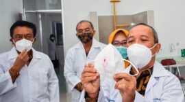 Kepala BSKJI Doddy Rahadi disaksikan oleh Kepala Badan Pengembangan Sumber Daya Manusia Industri (BPSDMI) Arus Gunawan (kiri) serta Kepala BBT Wibowo Dwi Hartoto (tiga dari kanan) melihat hasil pengujian masker saat meninjau lab pengujian Masker N95 di Gedung BBT, Bandung, 18 Maret 2021.(FOTO : LT/kemenperin.go.id)