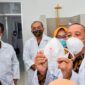 Kepala BSKJI Doddy Rahadi disaksikan oleh Kepala Badan Pengembangan Sumber Daya Manusia Industri (BPSDMI) Arus Gunawan (kiri) serta Kepala BBT Wibowo Dwi Hartoto (tiga dari kanan) melihat hasil pengujian masker saat meninjau lab pengujian Masker N95 di Gedung BBT, Bandung, 18 Maret 2021.(FOTO : LT/kemenperin.go.id)