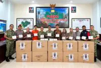 Danrem 042/Gapu Brigjen TNI Nyamin (tengah) menyalurkan sebanyak 25.000 masker untuk melindungi masyarakat dan petugas lapangan dari dampak buruk kabut asap akibat kebakaran hutan dan lahan (Karhutla) di Provinsi Jambi, Jumat (18/9/2026). (Foto: Dok. Penrem 042/Gapu)