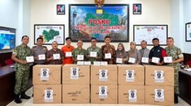 Danrem 042/Gapu Brigjen TNI Nyamin (tengah) menyalurkan sebanyak 25.000 masker untuk melindungi masyarakat dan petugas lapangan dari dampak buruk kabut asap akibat kebakaran hutan dan lahan (Karhutla) di Provinsi Jambi, Jumat (18/9/2026). (Foto: Dok. Penrem 042/Gapu)