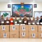 Danrem 042/Gapu Brigjen TNI Nyamin (tengah) menyalurkan sebanyak 25.000 masker untuk melindungi masyarakat dan petugas lapangan dari dampak buruk kabut asap akibat kebakaran hutan dan lahan (Karhutla) di Provinsi Jambi, Jumat (18/9/2026). (Foto: Dok. Penrem 042/Gapu)