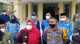 Bupati Muaro Jambi Hj. Masnah Busro dan Kapolres Muaro Jambi AKBP Yuyan Priatmaja Saat di SMA Titian Teras, Kamis (17/2/22).