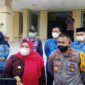 Bupati Muaro Jambi Hj. Masnah Busro dan Kapolres Muaro Jambi AKBP Yuyan Priatmaja Saat di SMA Titian Teras, Kamis (17/2/22).