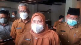 Bupati Muaro Jambi Hj. Masnah Busro usai menyerahkan LKPD di Kantor Badan Pemeriksaan Keuangan (BPK RI) Perwakilan Jambi, Senin (21/03/22) Siang.