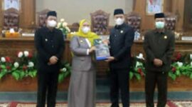 Bupati Masnah Busro Sampaikan LKPJ Kabuapaten Muaro Tahun Anggaran 2021 pada Paipurna DPRD