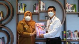 Bupati Muaro Jambi Hj. Masnah Busro, SE, M.Tr.IP, menyerahkan Laporan Keuangan Pemerintah Daerah (LKPD) Kabupaten Muaro Jambi Tahun Anggaran 2021 di Kantor BPK RI Perwakilan Jambi, Senin (21/3/22).