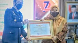 Bupati Hj. Masnah Busyro Saat Menerima Penghargaan dari Menteri Hukum dan HAM (Menkumham) Yasonna Hamonangan Laoly di Kantor Kemekumham RI Jakarta, Kamis (27/01/22). FOTO : Kominfo.