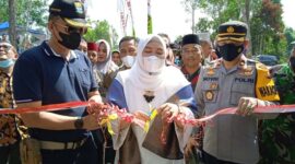 Bupati Muaro Jambi Hj. Masnah Busro Memotong Pita Persmian Jembatan Gantung Putri Ponjen di Desa Tanjung Lanjut, Kecamatan Sekernan, Muaro Jambi, Sabtu (14/5/22). FOTO : Noval