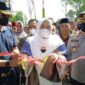 Bupati Muaro Jambi Hj. Masnah Busro Memotong Pita Persmian Jembatan Gantung Putri Ponjen di Desa Tanjung Lanjut, Kecamatan Sekernan, Muaro Jambi, Sabtu (14/5/22). FOTO : Noval