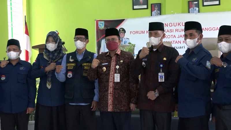 Wakil Wali Kota Jambi, Maulana mengukuhkan forum Rukun Tetangga (RT) tingkat Kecamatan Kotabaru, Jumat (11/2/22).
