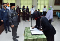 FOTO : Wakil Wali Kota Jambi, Dr. H. Maulana melantik 11 pejabat arsiparis di Gedung Badan Kepegawaian Daerah (BKD) Kota Jambi, Rabu (08/07/20).