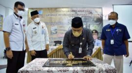 Wakil Wali Kota Jambi, Dr. H. Maulana Menandatangani Papan Prasasti Resmikan Depo Arsip DPK Kota Jambi, Rabu (30/3/22). FOTO : Ist

