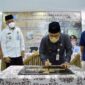 Wakil Wali Kota Jambi, Dr. H. Maulana Menandatangani Papan Prasasti Resmikan Depo Arsip DPK Kota Jambi, Rabu (30/3/22). FOTO : Ist

