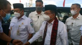 Wakil walikota Jambi Dr. H. Maulana sambut kedatangan Mantan Wakil Presiden Republik Indonesia ke-10-12 H. M. Jusuf Kalla beserta rombongan di VVIP Room Bandara Sultan Thaha Jambi, Rabu (16/03/22)