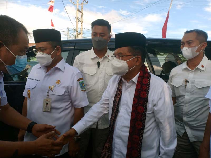 Wakil walikota Jambi Dr. H. Maulana sambut kedatangan Mantan Wakil Presiden Republik Indonesia ke-10-12 H. M. Jusuf Kalla beserta rombongan di VVIP Room Bandara Sultan Thaha Jambi, Rabu (16/03/22)