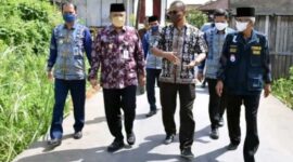 Wakil Walikota Kota Jambi Dr. dr. H. Maulana didampingio OPD Ketika Meninjau Infrastruktur di Kecamatan Danau Teluk, Kamis (20/1/22). FOTO : Val/Ist