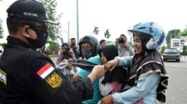 FOTO : Wakil Wali Kota Jambi Dr. dr. H. Maulana, MKM Saat Membagikan Kepada Warga Usai Memimpin Apel Melepas pelepasan petugas pembagian masker di Command Center Gugus Tugas Percepatan Penanganan Covid-19 Kota Jambi, Mako Damkar Penyelamatan Kota Jambi, Sabtu (06/06/20).⁣⁣