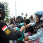 FOTO : Wakil Wali Kota Jambi Dr. dr. H. Maulana, MKM Saat Membagikan Kepada Warga Usai Memimpin Apel Melepas pelepasan petugas pembagian masker di Command Center Gugus Tugas Percepatan Penanganan Covid-19 Kota Jambi, Mako Damkar Penyelamatan Kota Jambi, Sabtu (06/06/20).⁣⁣