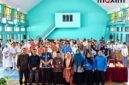 Perwakilan Maxim Indonesia, jajaran Dinas Pendidikan Provinsi Jambi, Kepala Sekolah SMK Negeri 2 Kota Jambi, serta para peserta dari 20 SMA/SMK se-Kota Jambi berfoto bersama usai pembukaan kompetisi edukasi MAXIM QUIZ: ENGLISH BRAIN di Aula Serbaguna SMK Negeri 2 Kota Jambi, Kamis (1/10/2026). (FOTO : Dok. MAXIM Jambi)