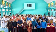 Perwakilan Maxim Indonesia, jajaran Dinas Pendidikan Provinsi Jambi, Kepala Sekolah SMK Negeri 2 Kota Jambi, serta para peserta dari 20 SMA/SMK se-Kota Jambi berfoto bersama usai pembukaan kompetisi edukasi MAXIM QUIZ: ENGLISH BRAIN di Aula Serbaguna SMK Negeri 2 Kota Jambi, Kamis (1/10/2026). (FOTO : Dok. MAXIM Jambi)