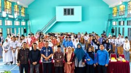 Perwakilan Maxim Indonesia, jajaran Dinas Pendidikan Provinsi Jambi, Kepala Sekolah SMK Negeri 2 Kota Jambi, serta para peserta dari 20 SMA/SMK se-Kota Jambi berfoto bersama usai pembukaan kompetisi edukasi MAXIM QUIZ: ENGLISH BRAIN di Aula Serbaguna SMK Negeri 2 Kota Jambi, Kamis (1/10/2026). (FOTO : Dok. MAXIM Jambi)
