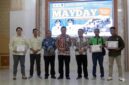Wakil Bupati Tanjung Jabung Barat, Katamso (tengah), didampingi Anggota DPRD Tanjab Barat Jamal Darmawan Sie, (ketiga dari kiri), dan Ketua Komisi III DPRD Albert Chaniago, SP (ketiga dari kanan), berfoto bersama para perwakilan penerima penghargaan pada Peringatan Hari Buruh Internasional (May Day) Tahun 2024 di Balai Pertemuan Kantor Bupati, Jumat (01/05). (FOTO : Dok. Istimewa)