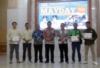 Wakil Bupati Tanjung Jabung Barat, Katamso (tengah), didampingi Anggota DPRD Tanjab Barat Jamal Darmawan Sie, (ketiga dari kiri), dan Ketua Komisi III DPRD Albert Chaniago, SP (ketiga dari kanan), berfoto bersama para perwakilan penerima penghargaan pada Peringatan Hari Buruh Internasional (May Day) Tahun 2024 di Balai Pertemuan Kantor Bupati, Jumat (01/05). (FOTO : Dok. Istimewa)
