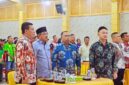Bupati Tanjung Jabung Barat, Drs. H. Anwar Sadat, M.Ag (kedua dari kiri), bersama Anggota DPRD Jamal Darmawan Sie, SE, MM (kiri), dan Ketua Komisi III DPRD Albert Chaniago, SP (paling kanan), saat mengikuti prosesi menyanyikan lagu Indonesia Raya pada Peringatan May Day 2024 di Balai Pertemuan Kantor Bupati. Kehadiran pimpinan daerah dan legislatif ini menegaskan keseriusan pemerintah dalam mengawal isu ketenagakerjaan di Tanjab Barat. (FOTO : Dok. Prokopim TJB)