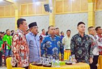Bupati Tanjung Jabung Barat, Drs. H. Anwar Sadat, M.Ag (kedua dari kiri), bersama Anggota DPRD Jamal Darmawan Sie, SE, MM (kiri), dan Ketua Komisi III DPRD Albert Chaniago, SP (paling kanan), saat mengikuti prosesi menyanyikan lagu Indonesia Raya pada Peringatan May Day 2024 di Balai Pertemuan Kantor Bupati. Kehadiran pimpinan daerah dan legislatif ini menegaskan keseriusan pemerintah dalam mengawal isu ketenagakerjaan di Tanjab Barat. (FOTO : Dok. Prokopim TJB)